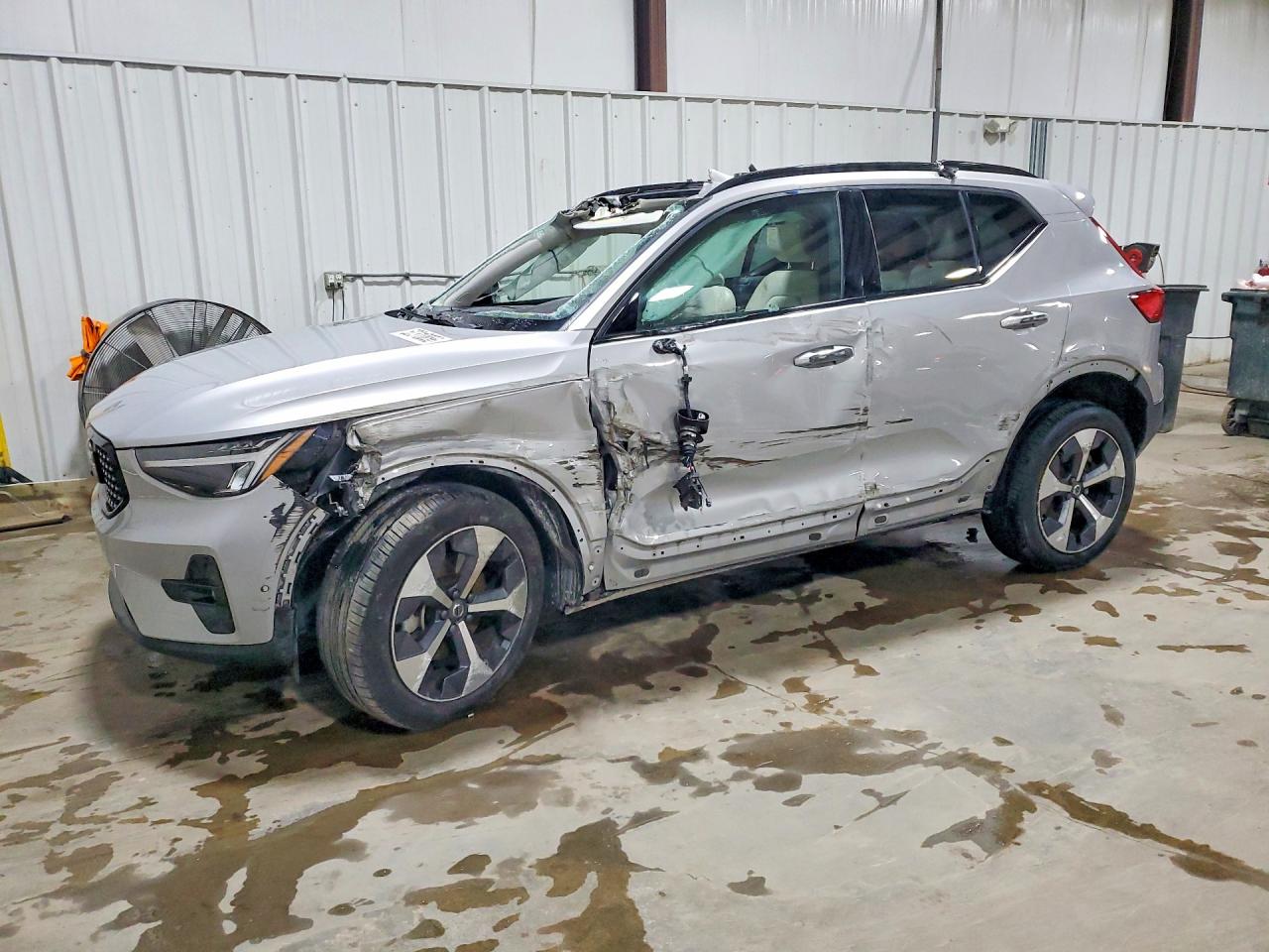 2023 Volvo XC40 Plus Dark Theme, VIN YV4L12UW8P2911760 — Опрокидывание