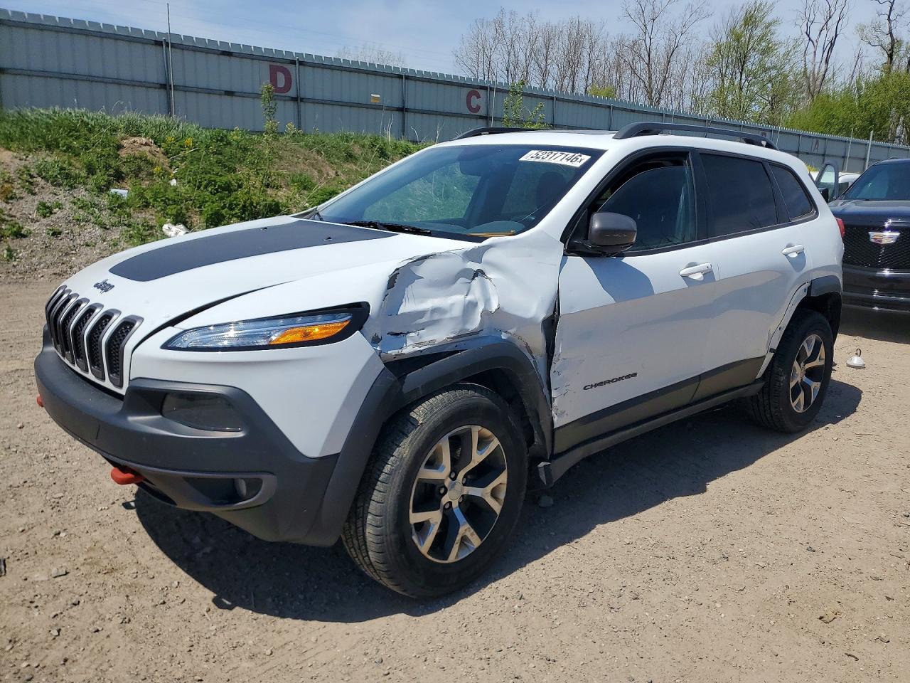 2015 Jeep Cherokee Trailhawk, VIN 1C4PJMBS3FW610109 — Перед