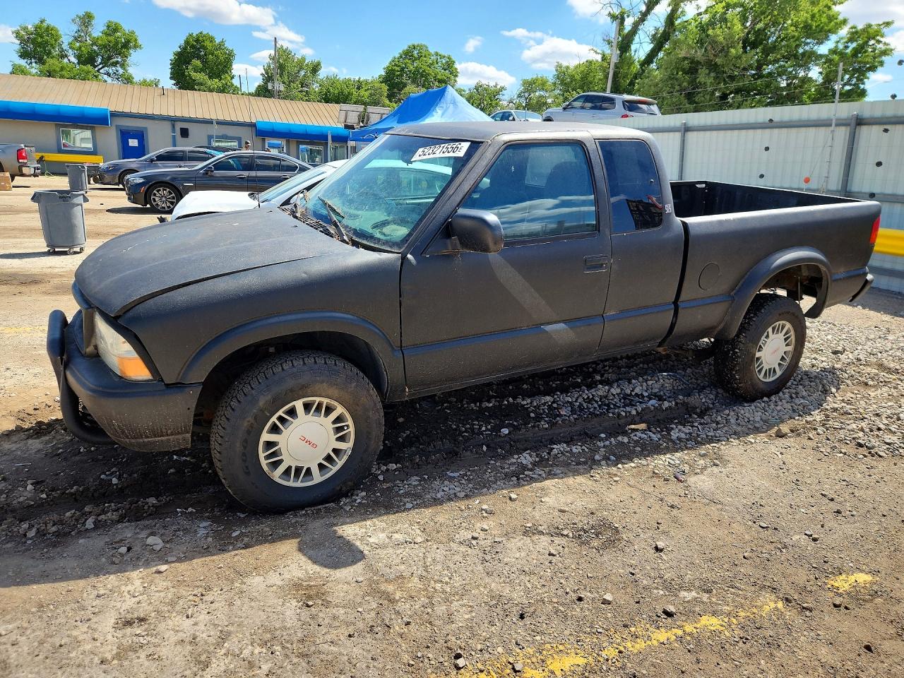 2000 GMC Sonoma SLS 1SJ, VIN 1GTCT19W2Y8284228 — Rear end