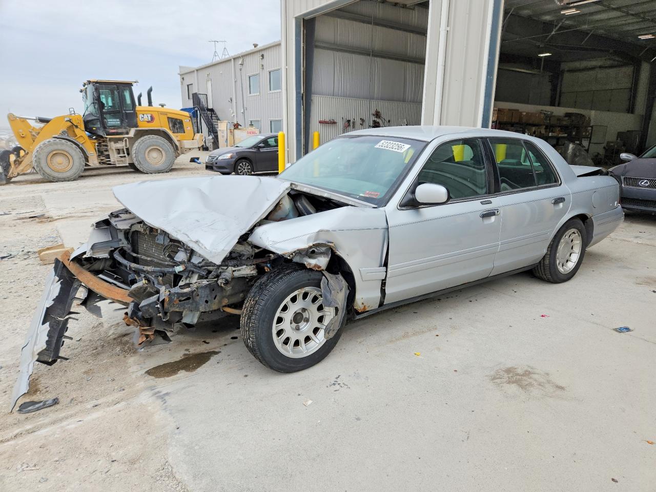 2001 Ford Crown Victoria LX, VIN 2FAFP74W91X117940 — Front end