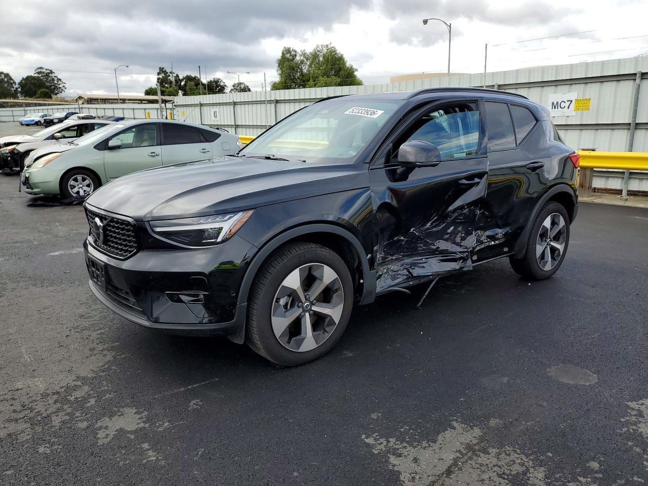 2025 Volvo XC40 Plus Dark Theme, VIN YV4L12UC8S2464443 — Side