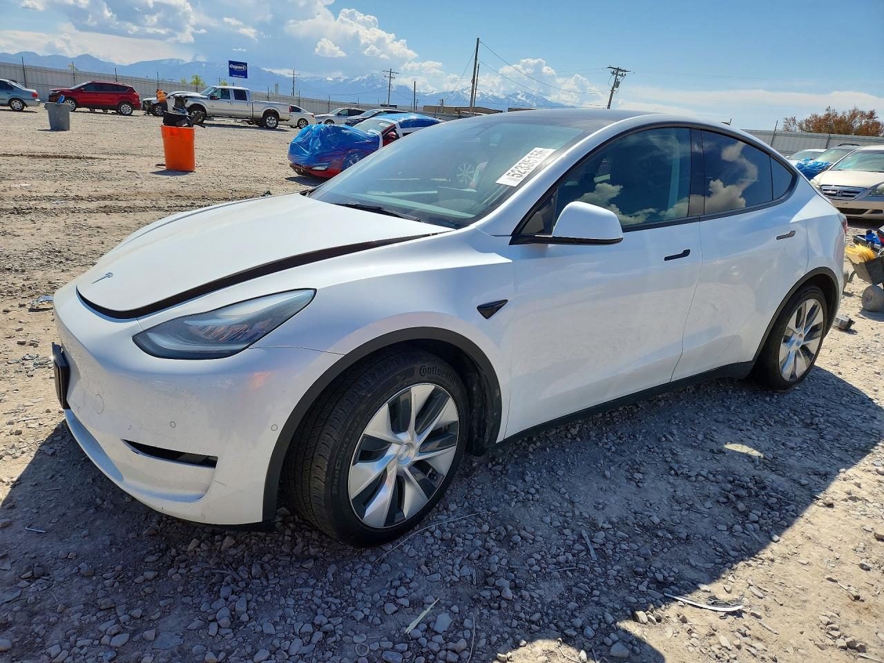 2021 Tesla Model Y Long Range, VIN 5YJYGDEE3MF200775 — Front end