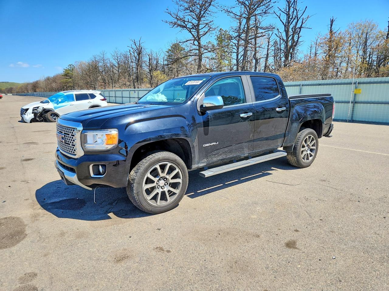 2017 GMC Canyon 4WD Denali, VIN 1GTG6EEN4H1252046 — Front end