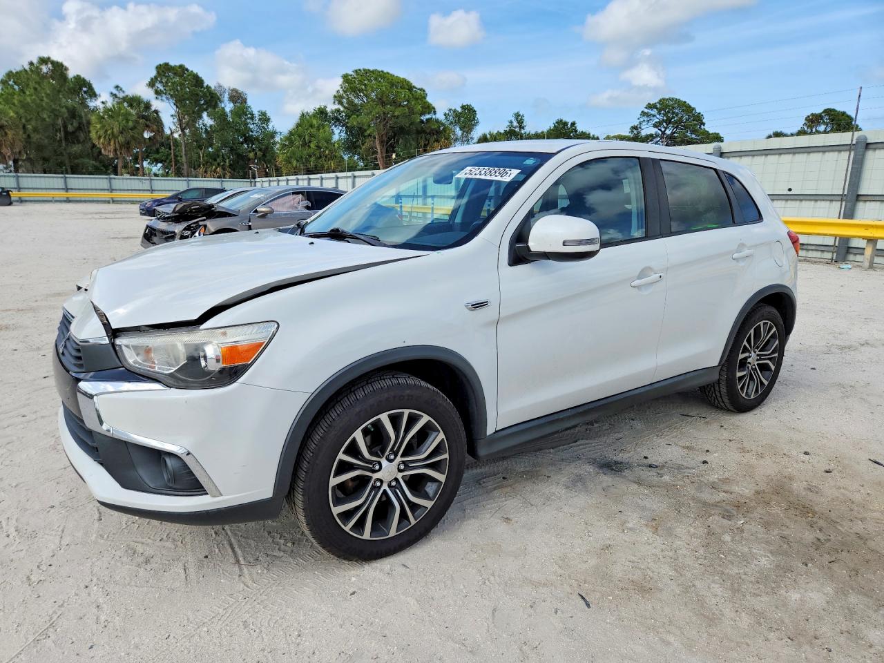 2016 Mitsubishi Outlander ES, VIN JA4AR3AU4GZ025352 — Front end