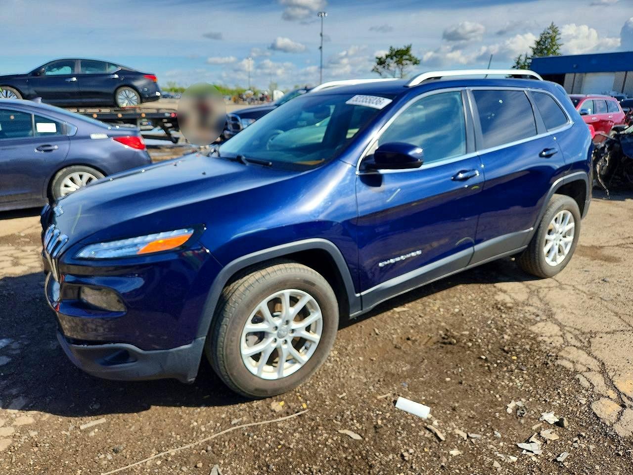 2016 Jeep Cherokee Latitude, VIN 1C4PJMCB1GW122258 — Front end