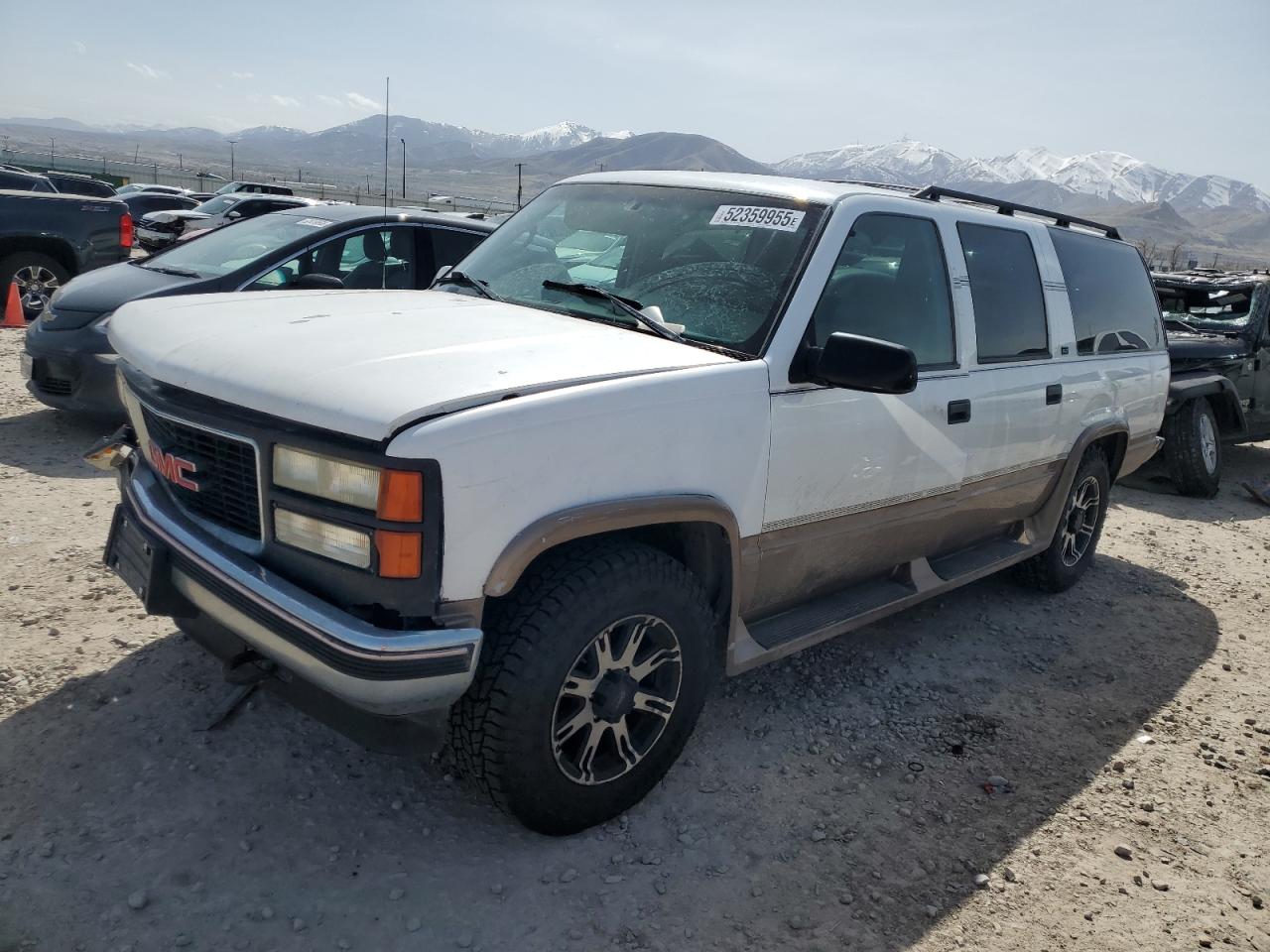 1996 GMC Suburban, VIN 1GKFK16R8TJ737658 — Front end