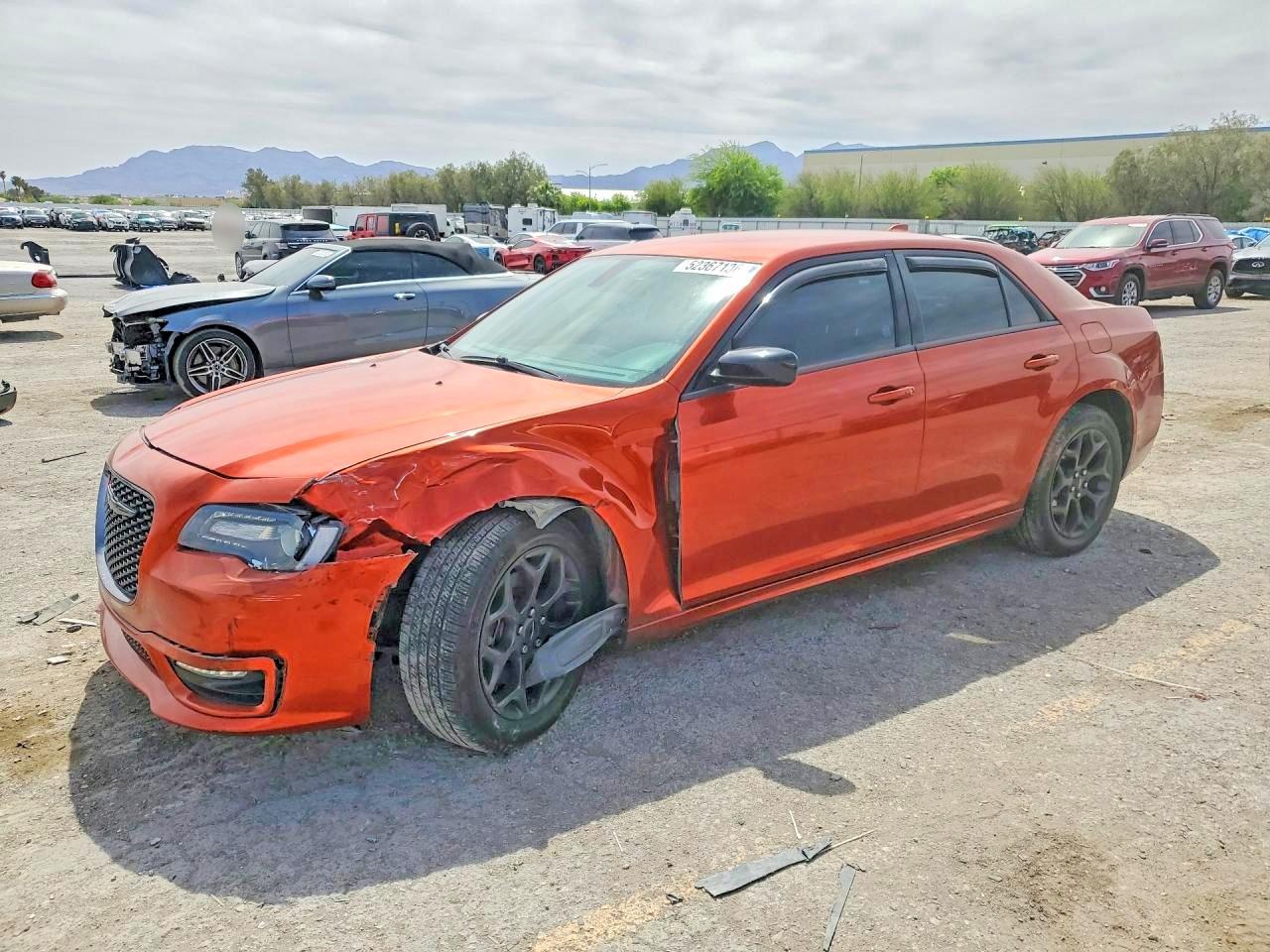 2020 Chrysler 300 Touring, VIN 2C3CCARG6LH250177 — Перед