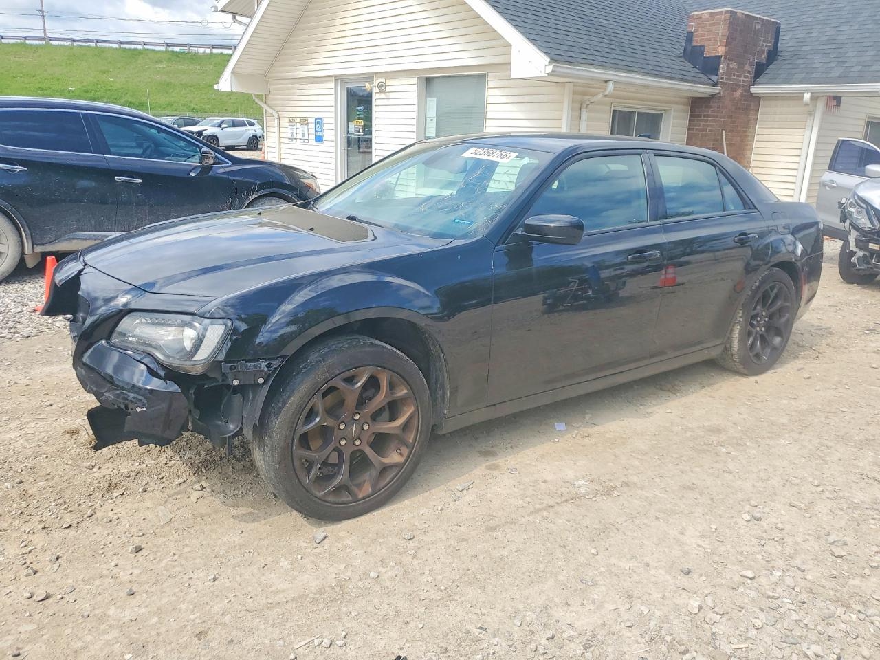 2020 Chrysler 300 Touring, VIN 2C3CCAAG6LH120380 — Перед