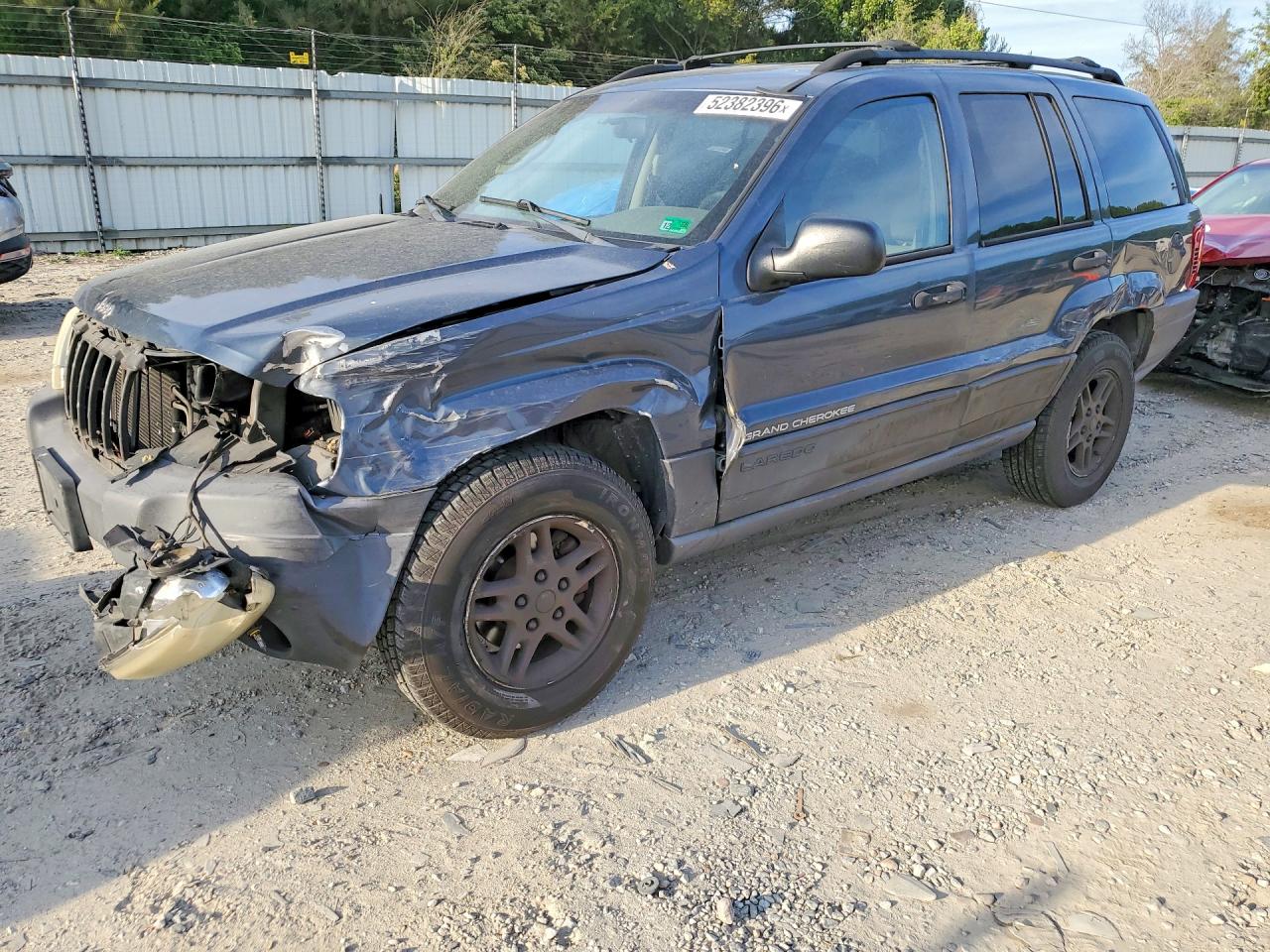 2004 Jeep Grand Cherokee Laredo, VIN 1J4GX48S94C218587 — Front end
