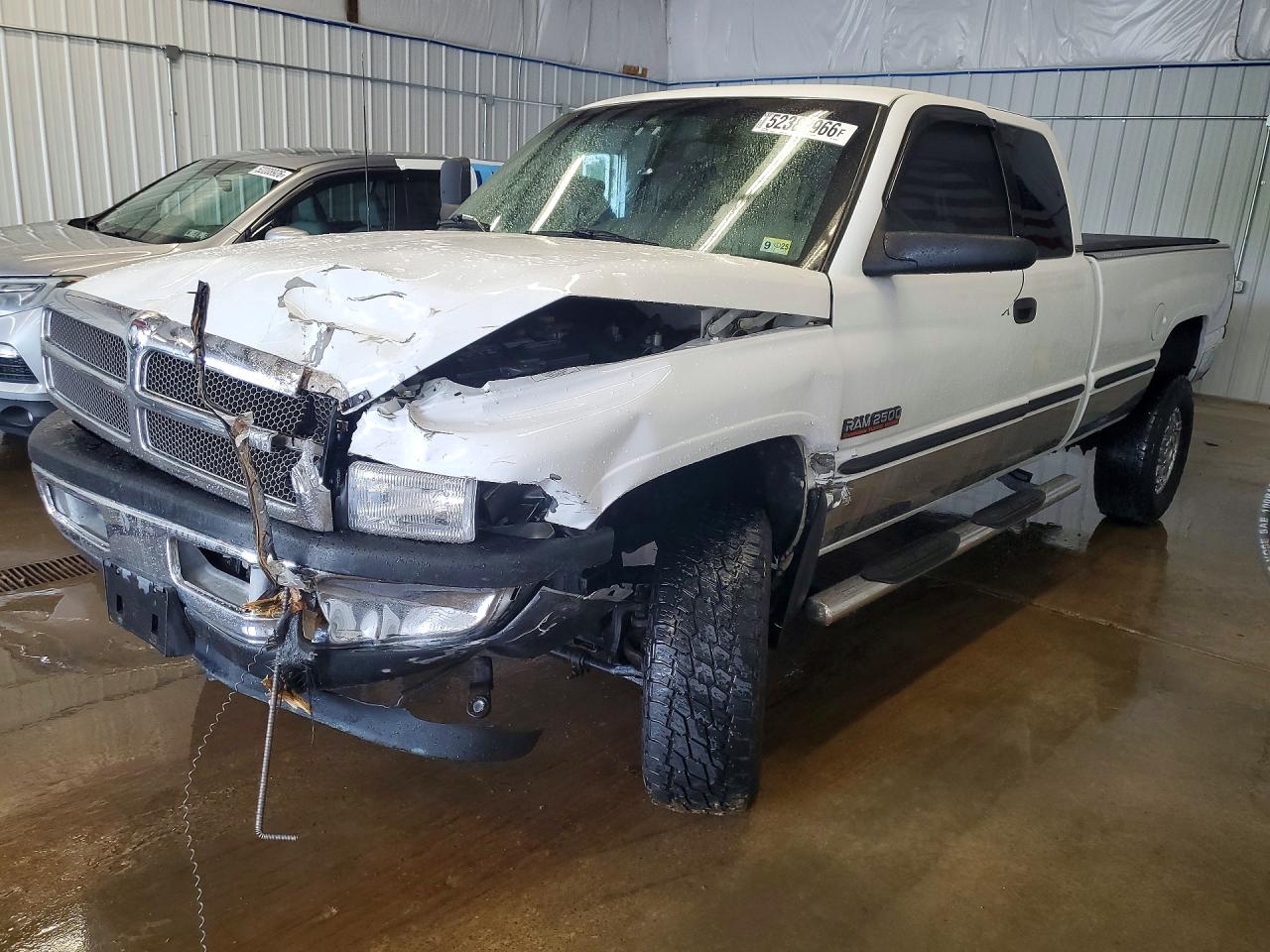 1998 Dodge 2500, VIN 3B7KF22D1WG107355 — Перед
