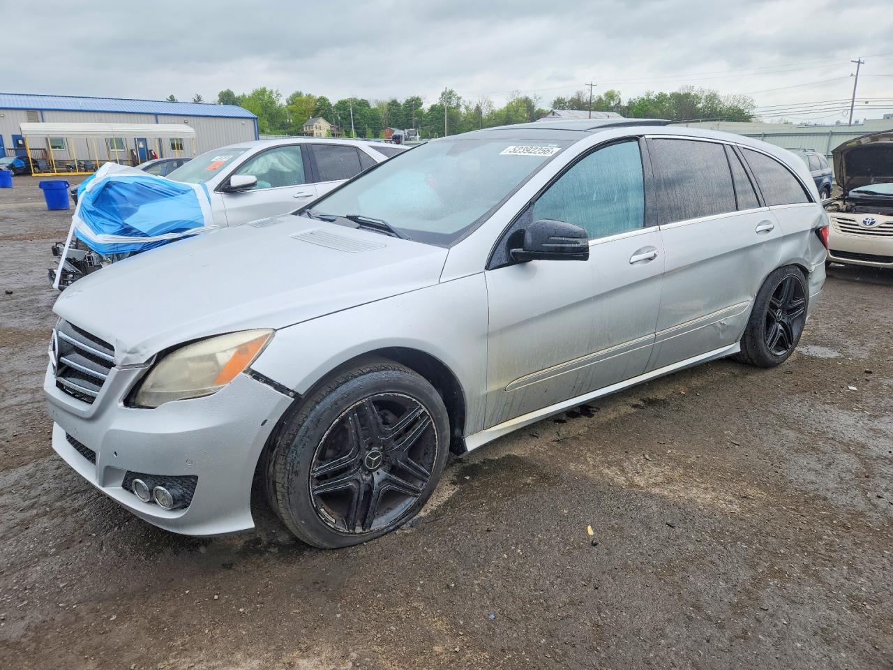 2011 Mercedes-Benz R 350, VIN 4JGCB6FEXBA130521 — Front end