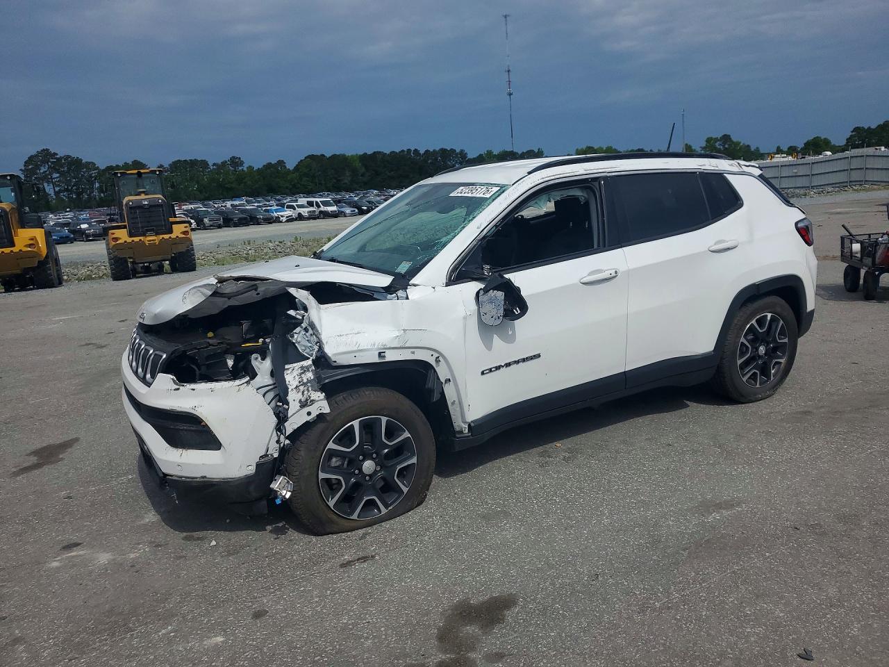 2022 Jeep Compass Latitude, VIN 3C4NJCBB7NT139586 — Side
