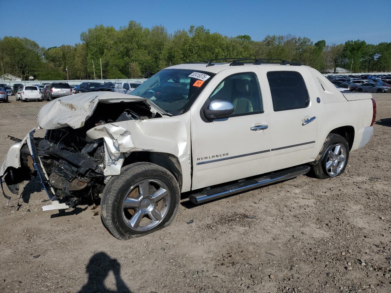 2013 Chevrolet Avalanche LTZ, VIN 3GNTKGE73DG326664 — Front end