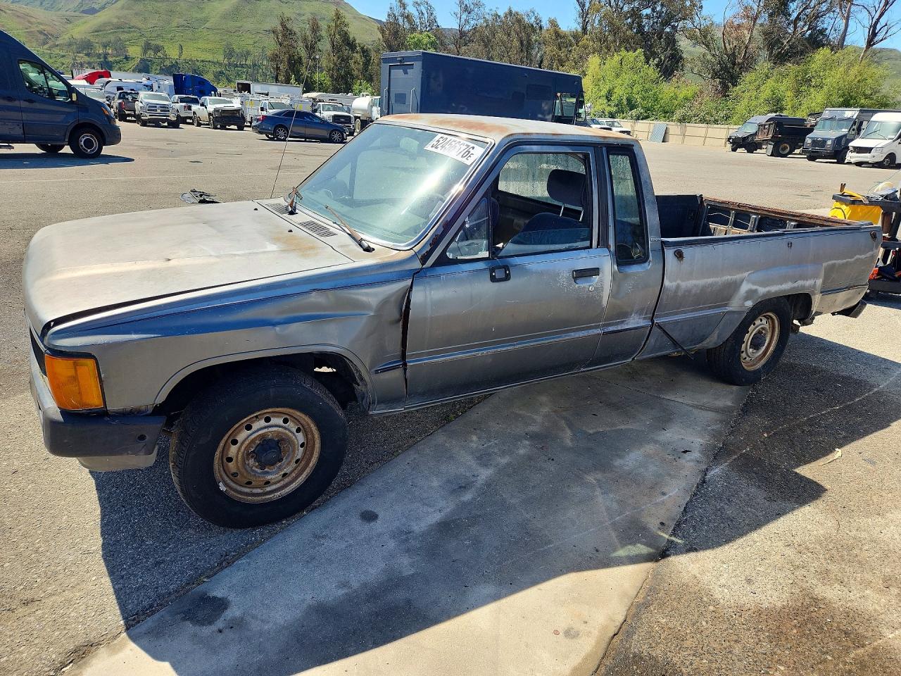 1986 Toyota Pickup, VIN JT4RN70D1G0014617 — Front end