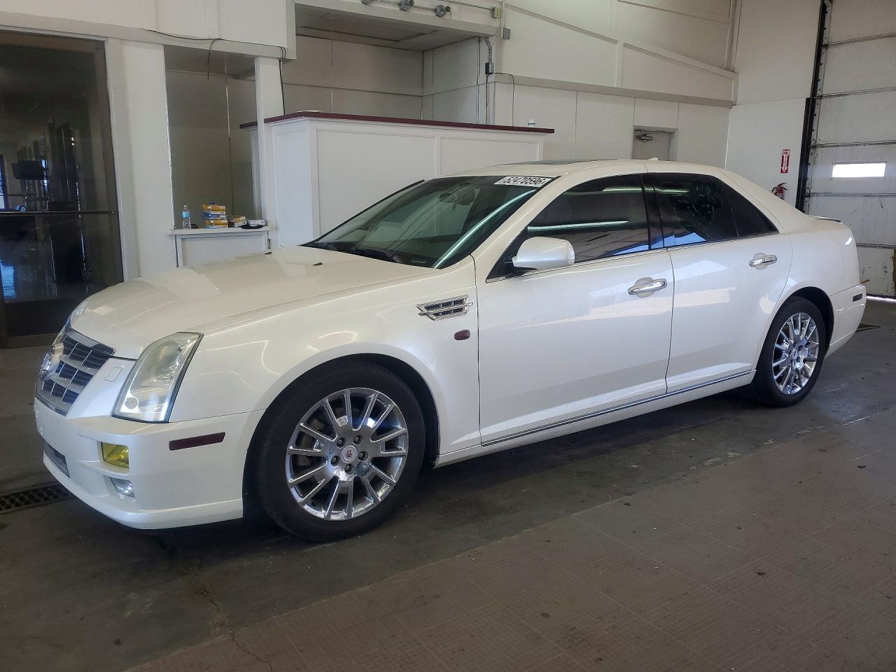 2011 Cadillac STS RWD, VIN 1G6DX6ED3B0102099 — Зад