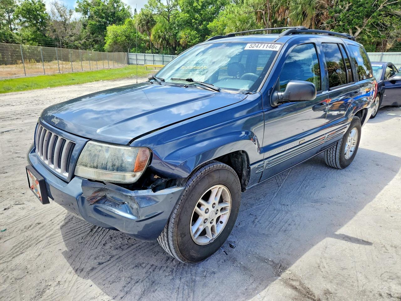 2004 Jeep Grand Cherokee Laredo, VIN 1J8GX48SX4C295659 — Front end