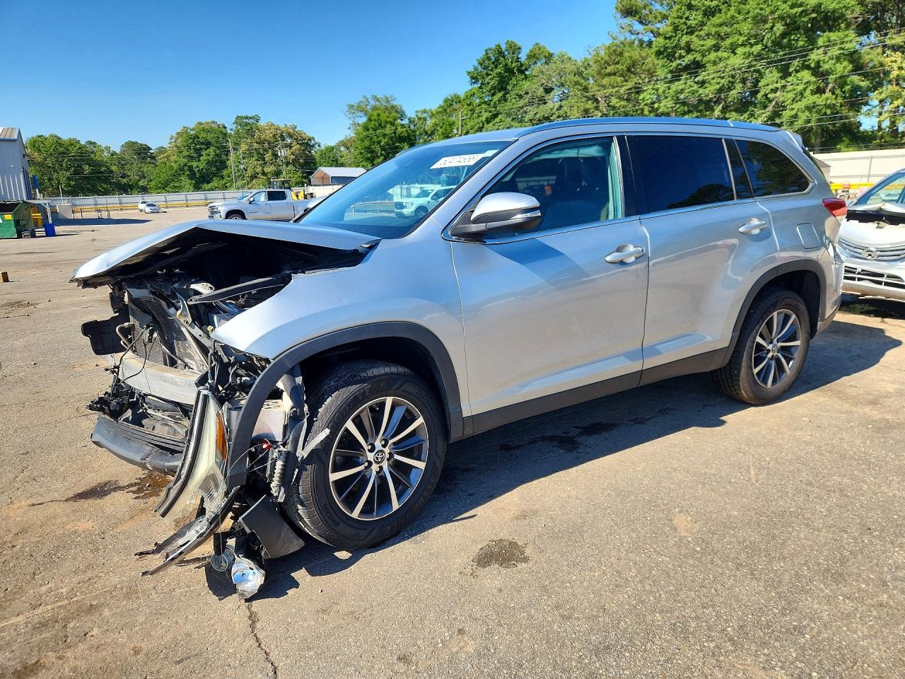 2019 Toyota Highlander XLE, VIN 5TDKZRFH4KS552410 — Auction photo