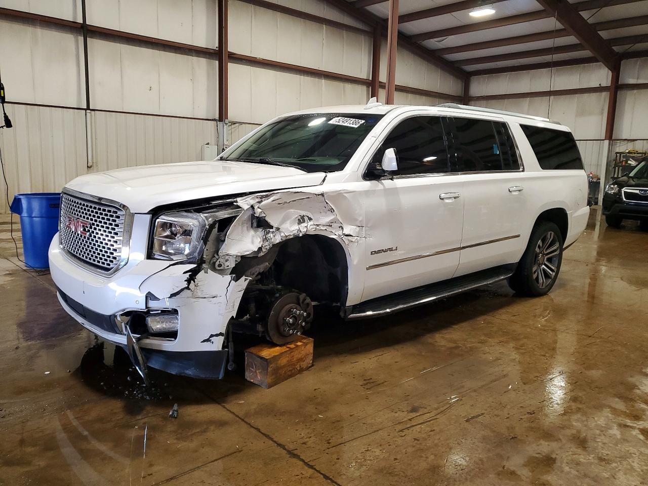 2017 GMC Yukon XL Denali, VIN 1GKS2HKJ3HR337989 — Front end