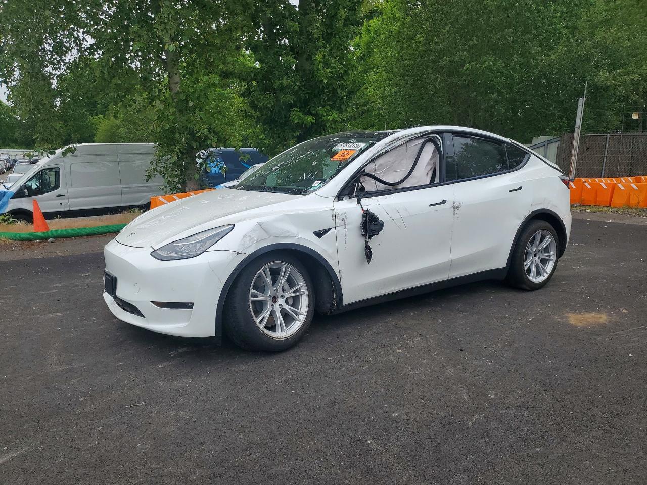 2021 Tesla Model Y Long Range, VIN 5YJYGDEE2MF181801 — Front end