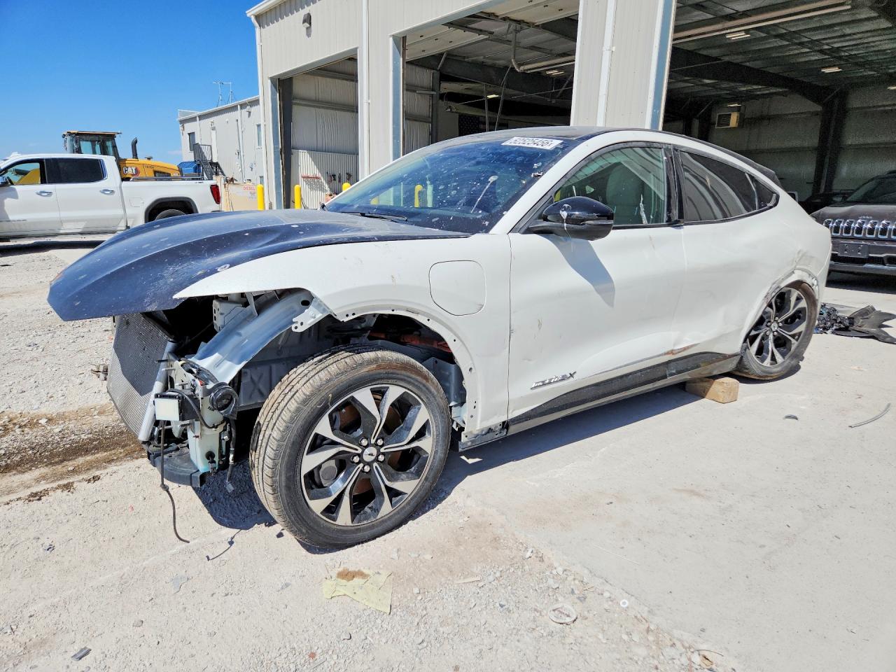 2021 Ford Mustang Mach-E Premium, VIN 3FMTK3SU4MMA43120 — Front end