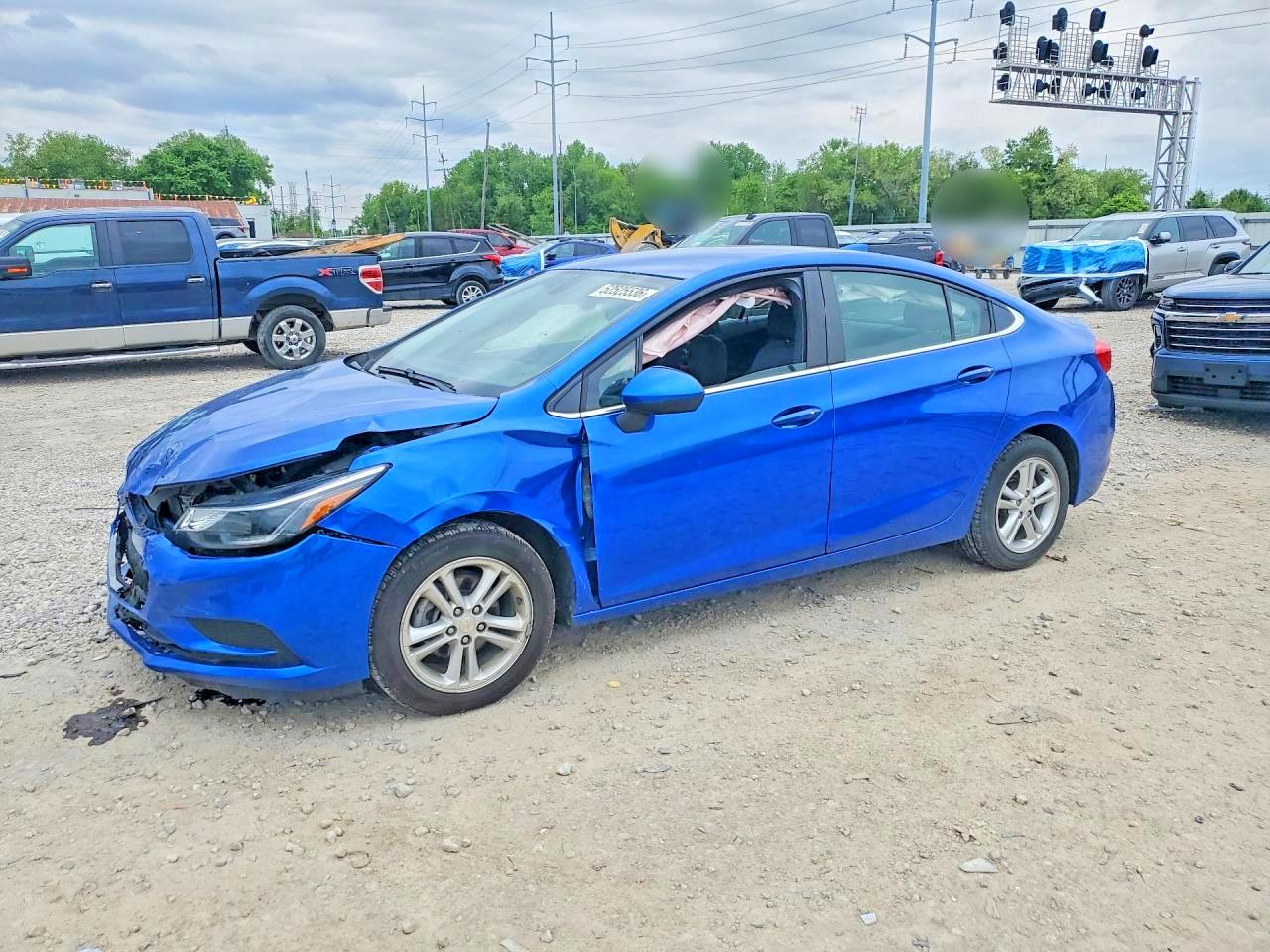 2018 Chevrolet Cruze LT, VIN 1G1BE5SM9J7156028 — Front end