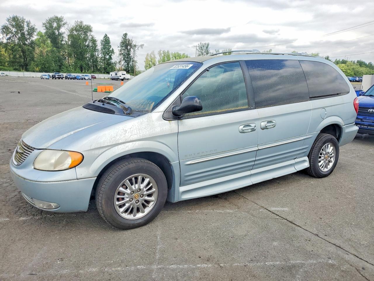 2002 Chrysler Town & Country Limited, VIN 2C8GP64L82R550488 — Side
