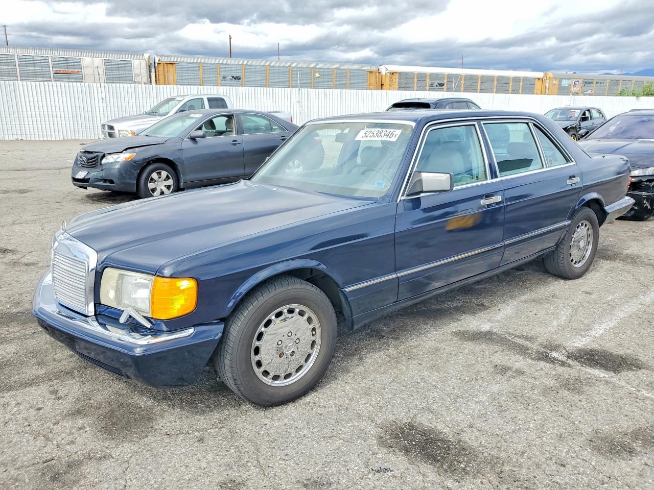 1990 Mercedes-Benz 560, VIN WDBCA39E5LA551211 — Normal wear