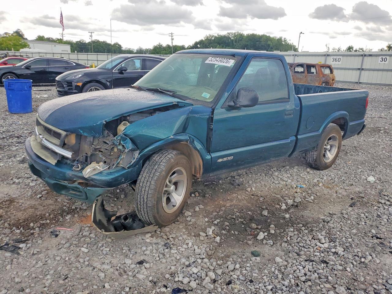 1998 Chevrolet S-10 LS, VIN 1GCCS1441WK123300 — Front end