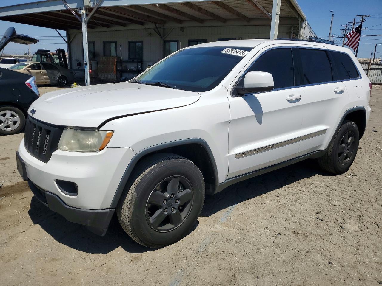 2013 Jeep Grand Cherokee Laredo, VIN 1C4RJEAG7DC558347 — Front end