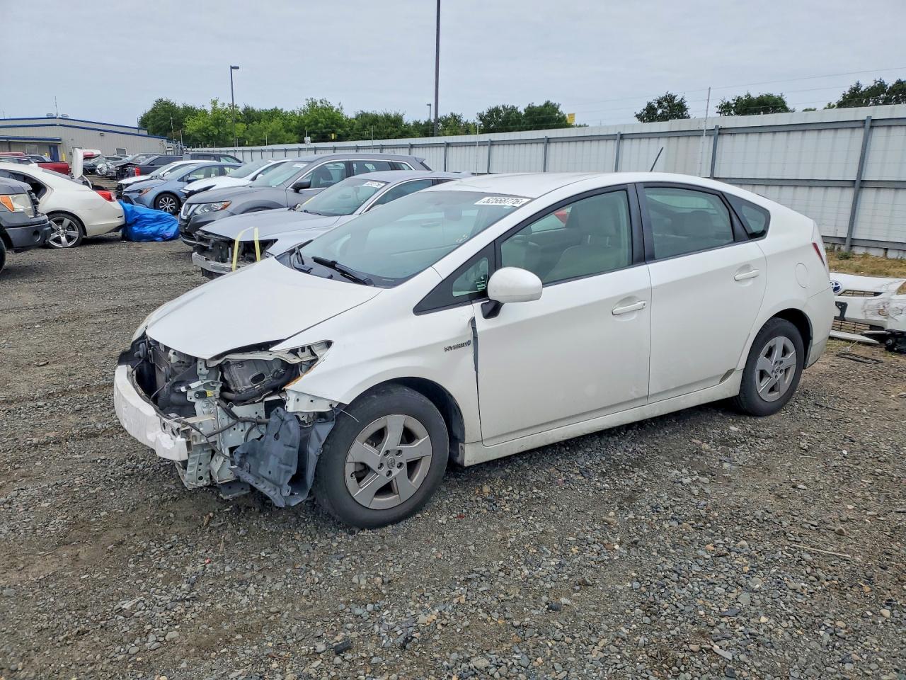2010 Toyota Prius III, VIN JTDKN3DU1A0152220 — Front end