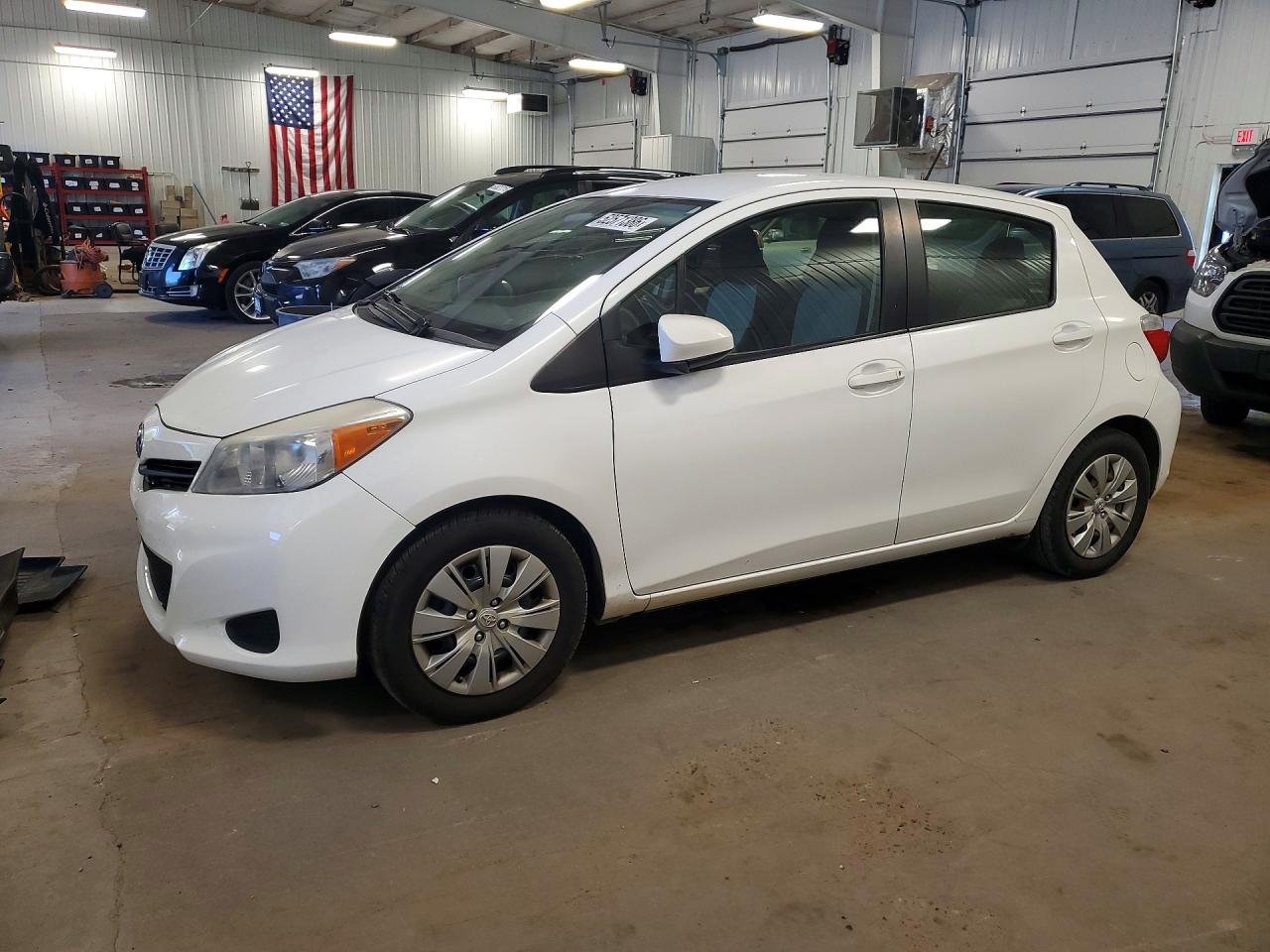 2013 Toyota Yaris LE, VIN JTDKTUD3XDD555628 — Side