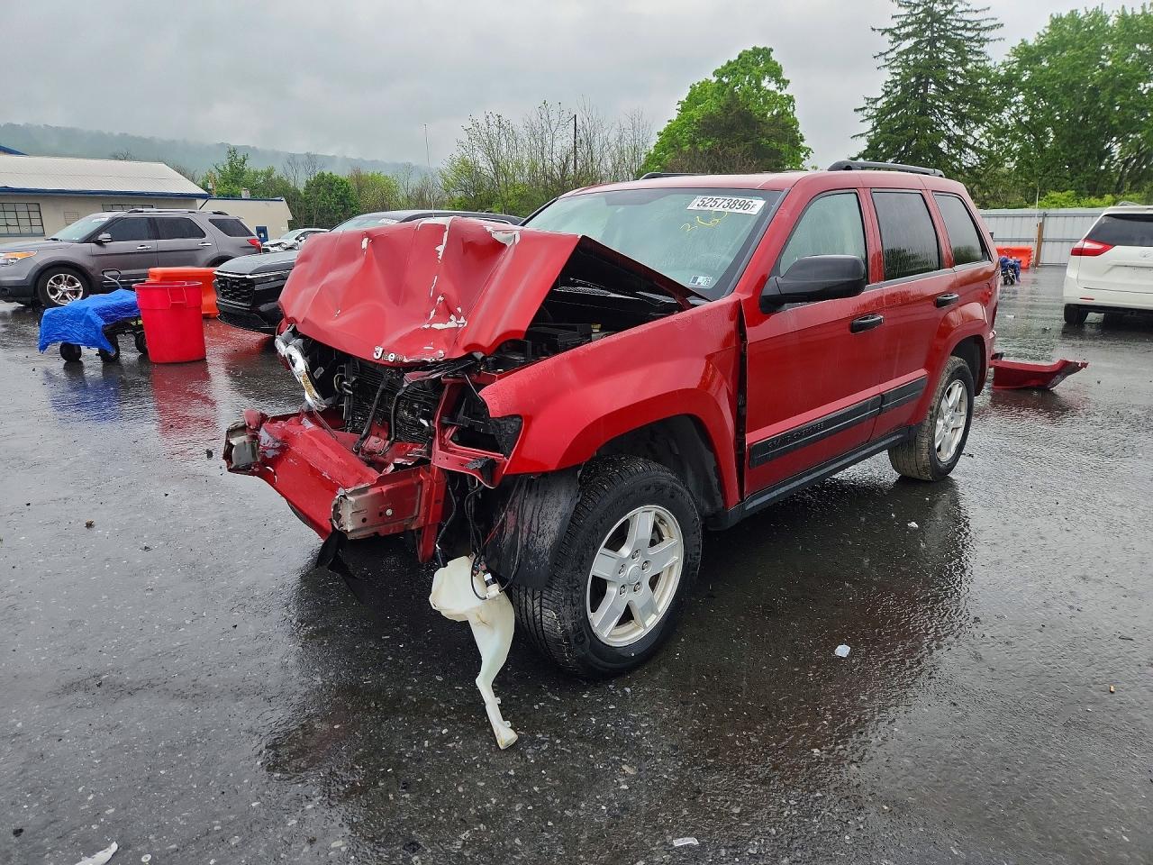 2005 Jeep Grand Cherokee Laredo, VIN 1J4GR48K75C655113 — Front end