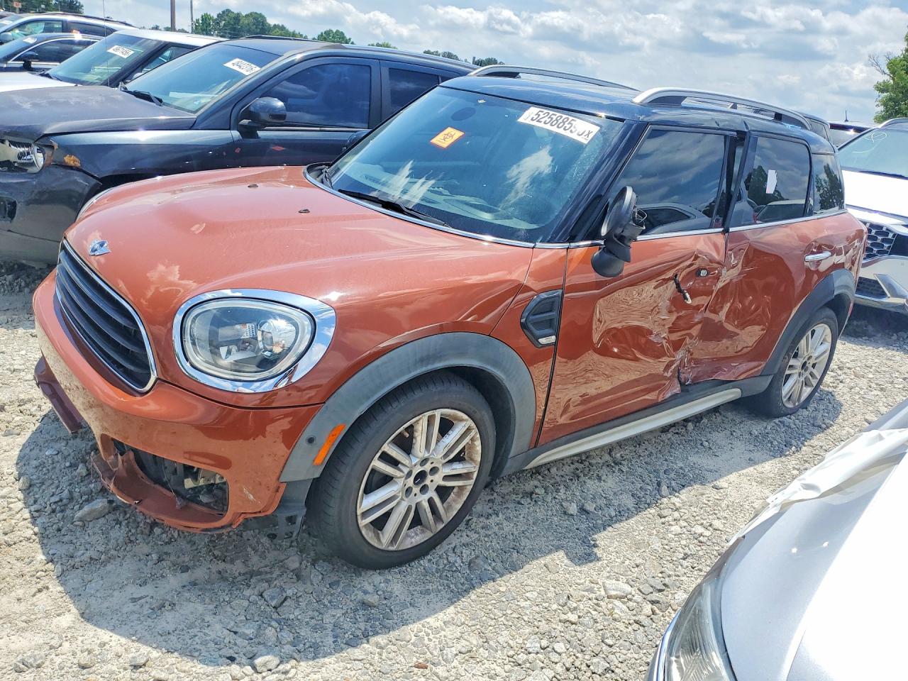 2017 MINI Countryman Cooper, VIN WMZYS7C36H3B62563 — Бок