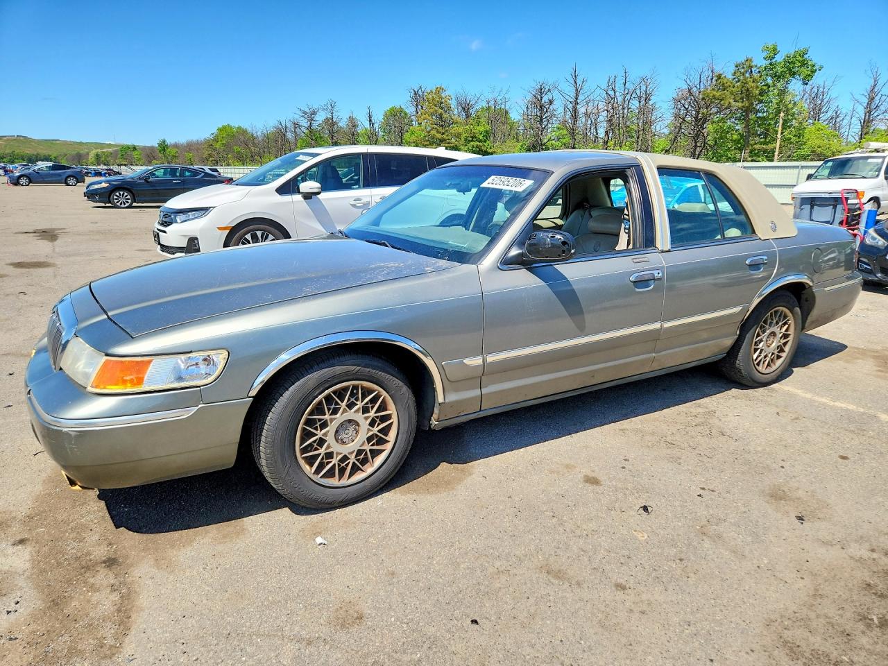 2000 Mercury Grand Marquis GS, VIN 2MEFM74W9YX603014 — Minor dents and scratches