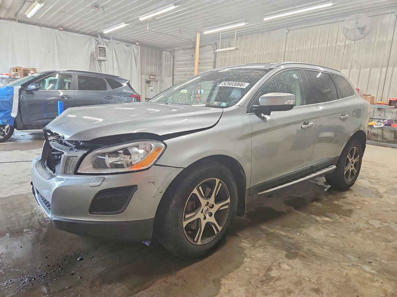 2011 Volvo XC60 3.0T, VIN YV4902DZ8B2135565 — Front end