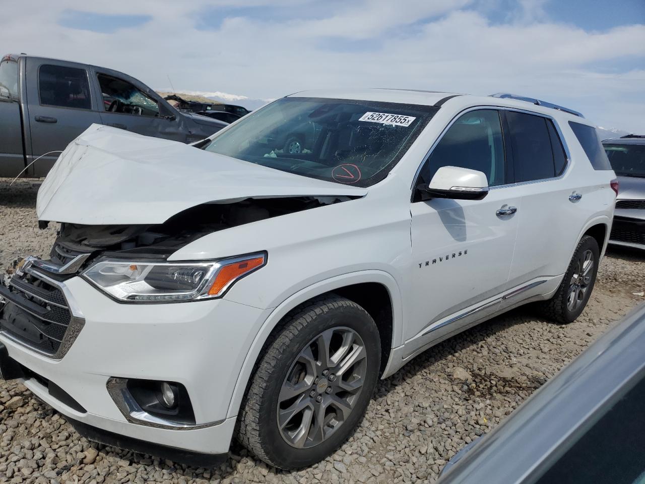 2019 Chevrolet Traverse Premier, VIN 1GNEVKKWXKJ306518 — Front end