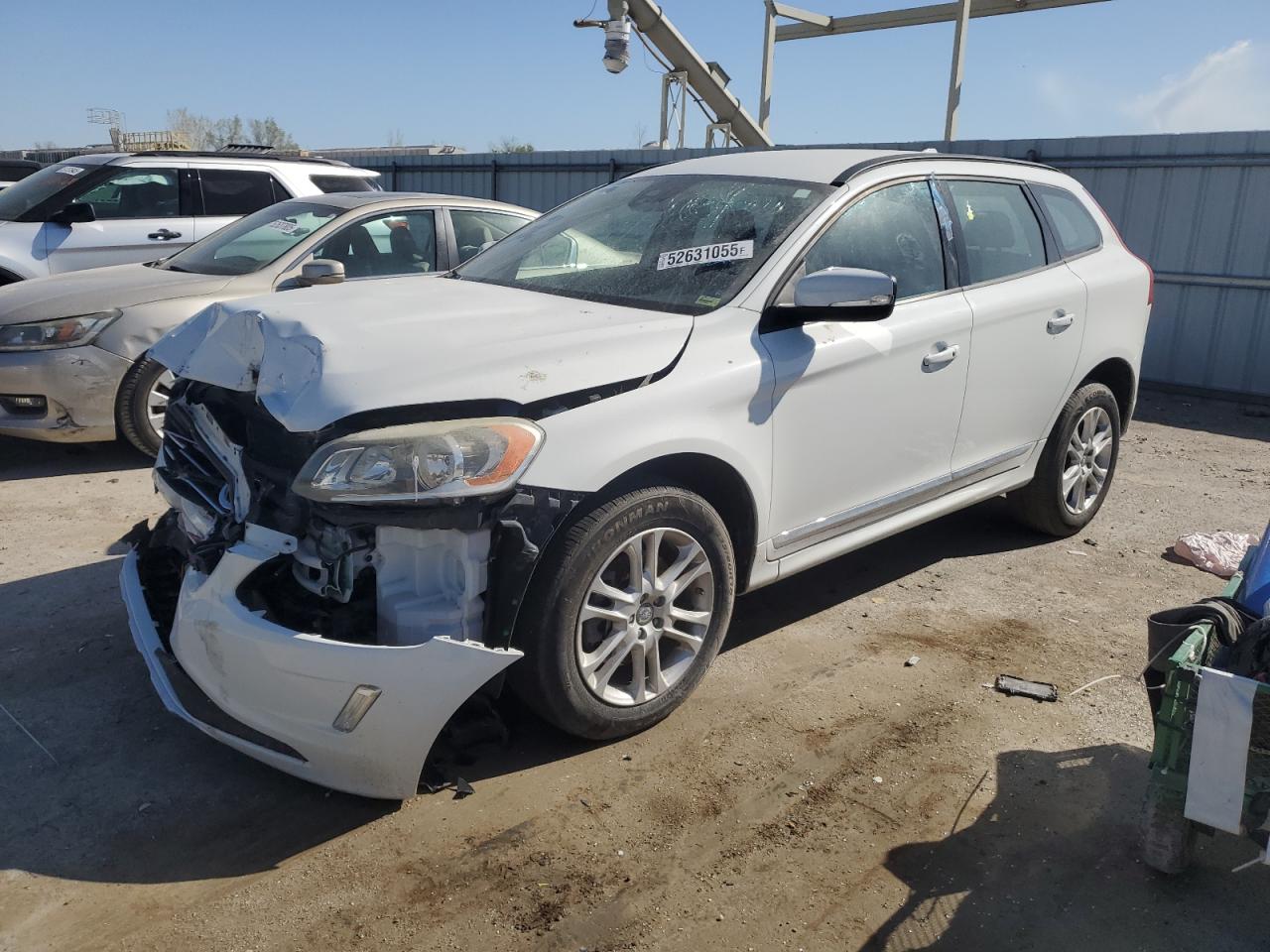 2015 Volvo XC60 T5 Drive-E, VIN YV440MDJXF2680270 — Front end