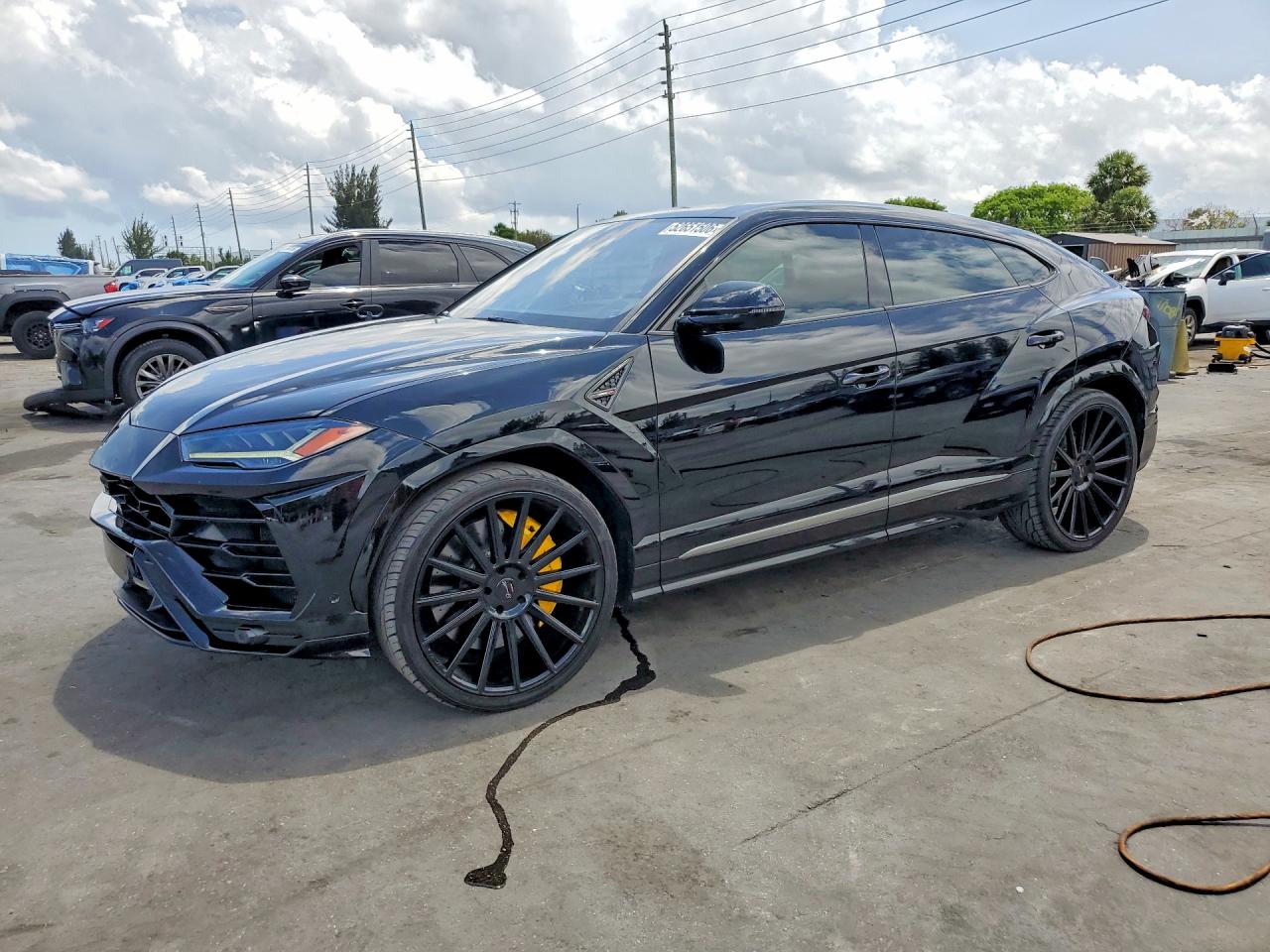 2020 Lamborghini Urus, VIN ZPBUA1ZLXLLA09706 — Side