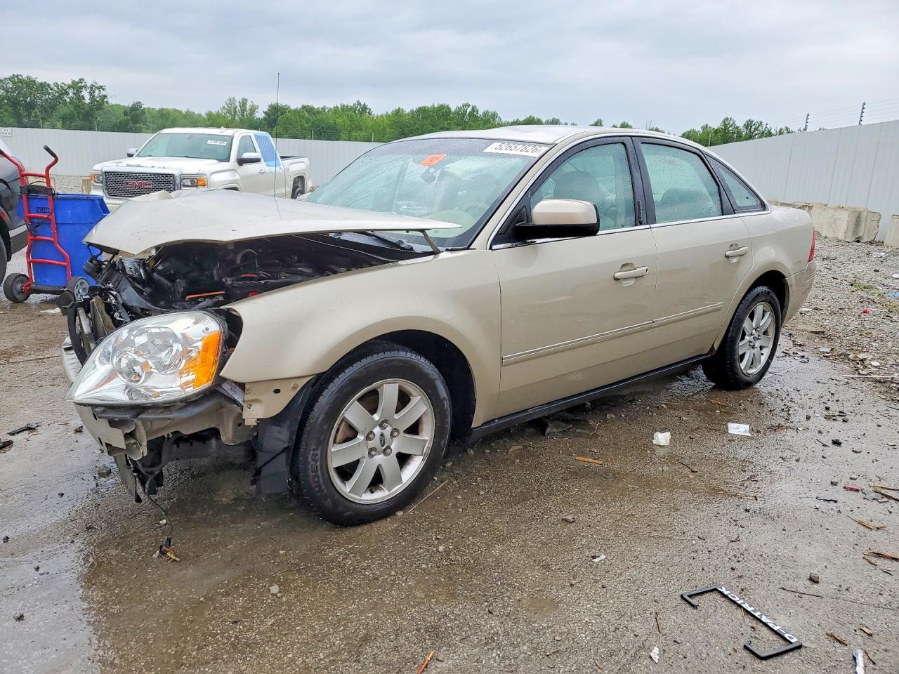 2006 Ford Five Hundred SEL, VIN 1FAFP27106G132374 — Front end
