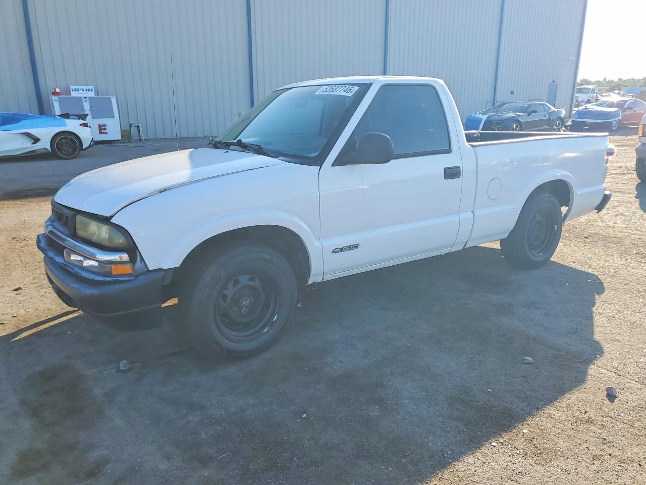 1998 Chevrolet S-10 LS, VIN 1GCCS1443WK173888 — Front end