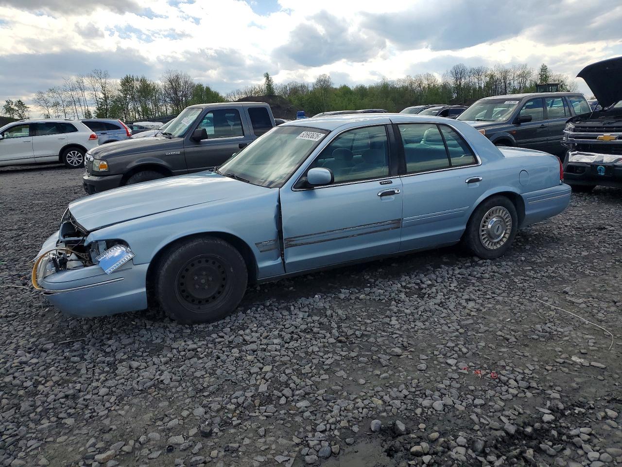 2001 Ford Crown Victoria, VIN 2FAFP73W91X104476 — Front end