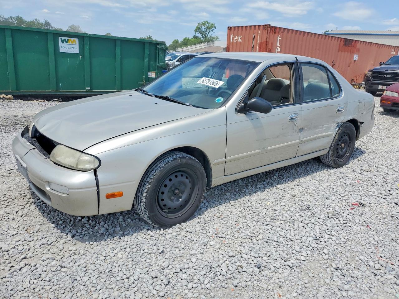 1997 Nissan Altima XE, VIN 1N4BU31D4VC276323 — Front end