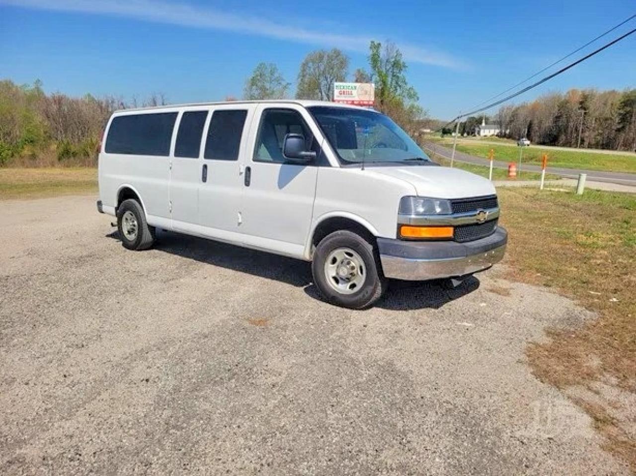 2015 Chevrolet Express Passenger LT, VIN 1GAZG1FG2F1135280 — Normal wear