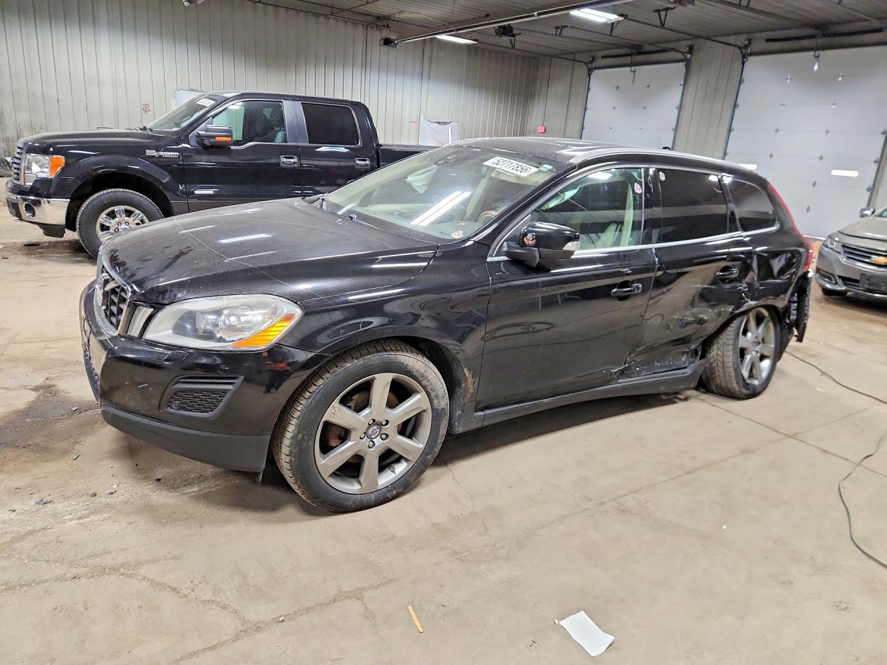 2013 Volvo XC60 T6, VIN YV4902DZXD2389393 — Бок