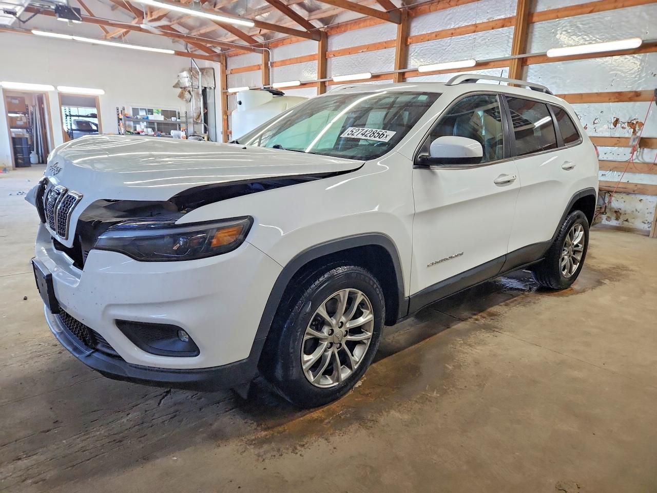 2019 Jeep Cherokee Latitude Plus, VIN 1C4PJLLX0KD270900 — Front end