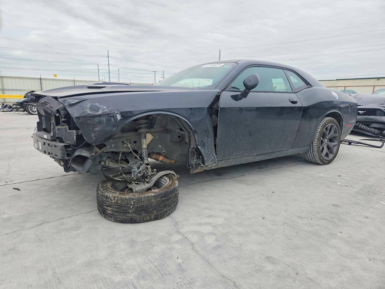 2017 Dodge Challenger SXT, VIN 2C3CDZAG4HH611498 — Front end
