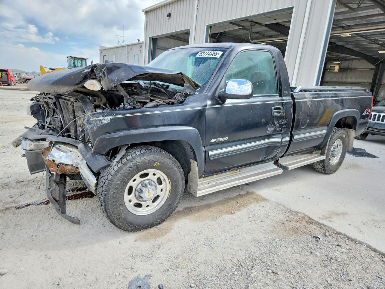 2000 Chevrolet Silverado 2500 LS, VIN 1GCGK24U8YE356776 — Front end