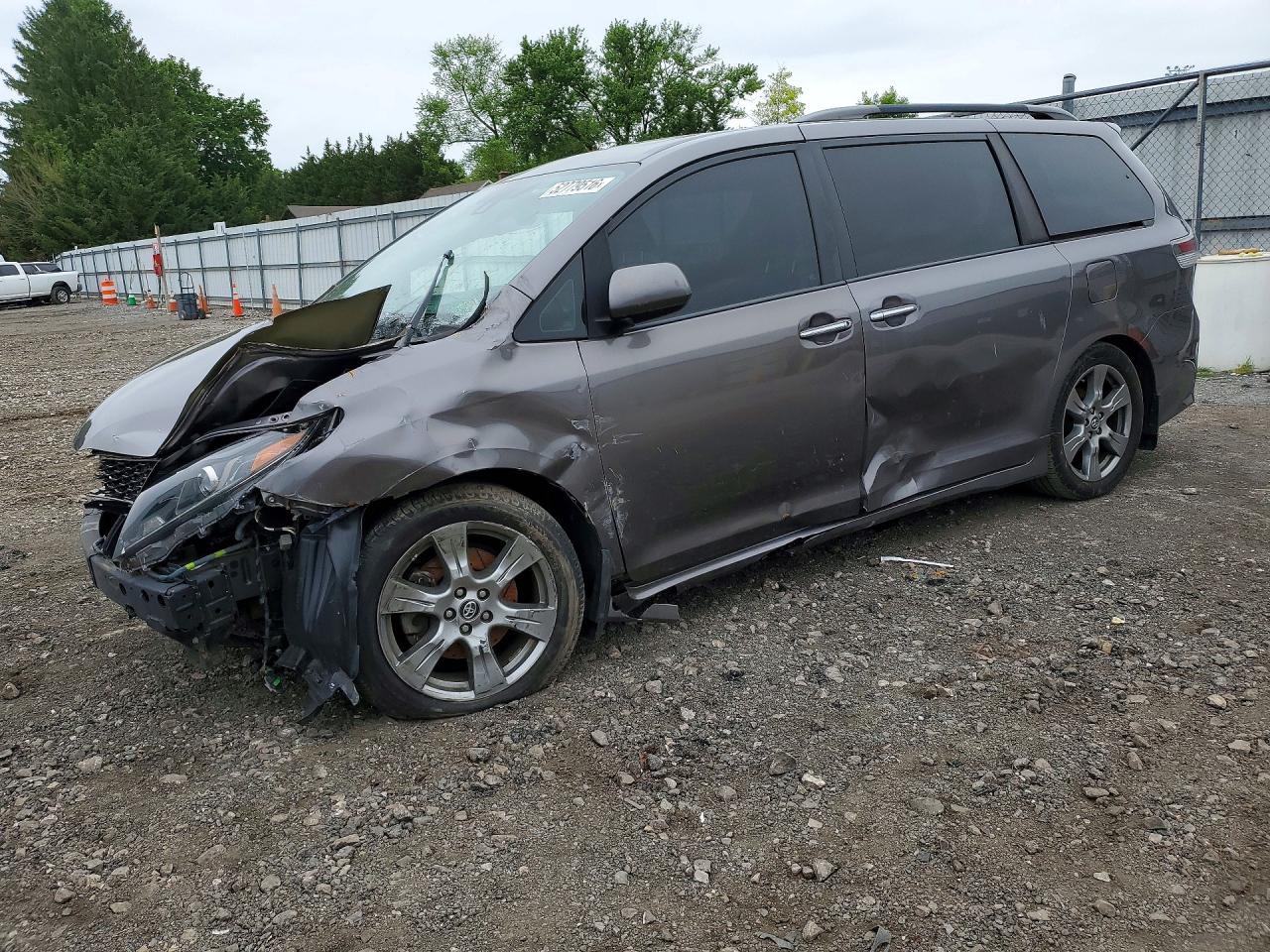 2018 Toyota Sienna SE Premium, VIN 5TDXZ3DC1JS931101 — Side