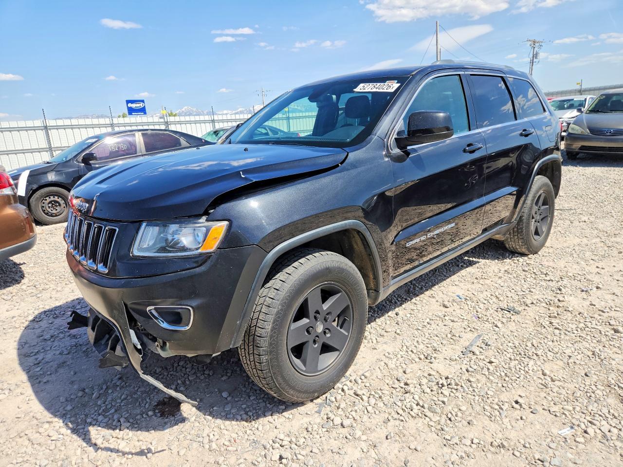 2016 Jeep Grand Cherokee Laredo, VIN 1C4RJFAG4GC324886 — Front end