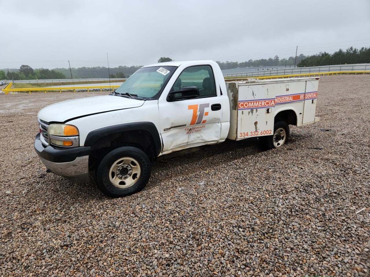2002 GMC Sierra 2500HD Work Truck, VIN 1GDHC24U62E303711 — Side